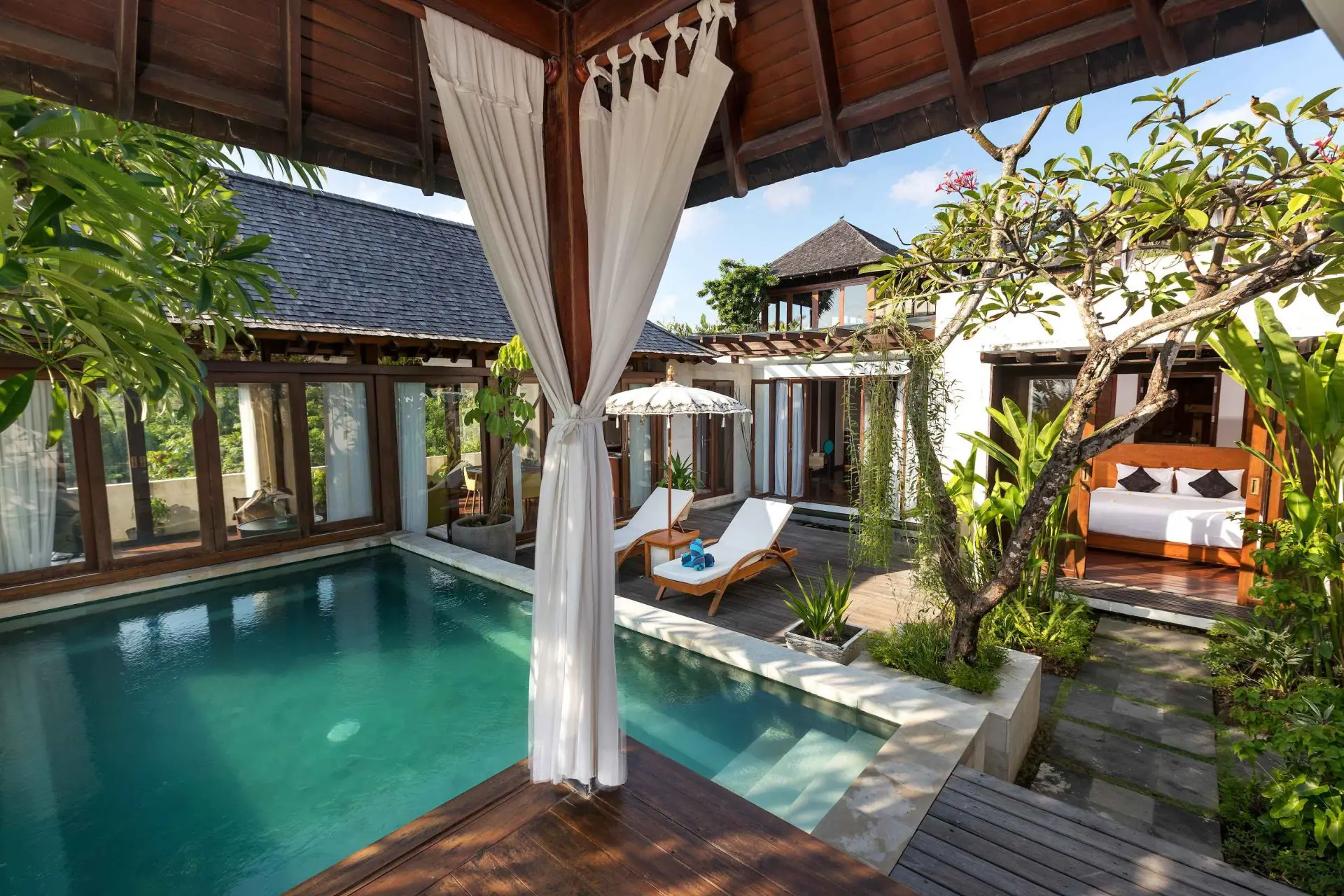 169897458319139Chands_2BR_-_Pool_Daylight_12_6_11zon