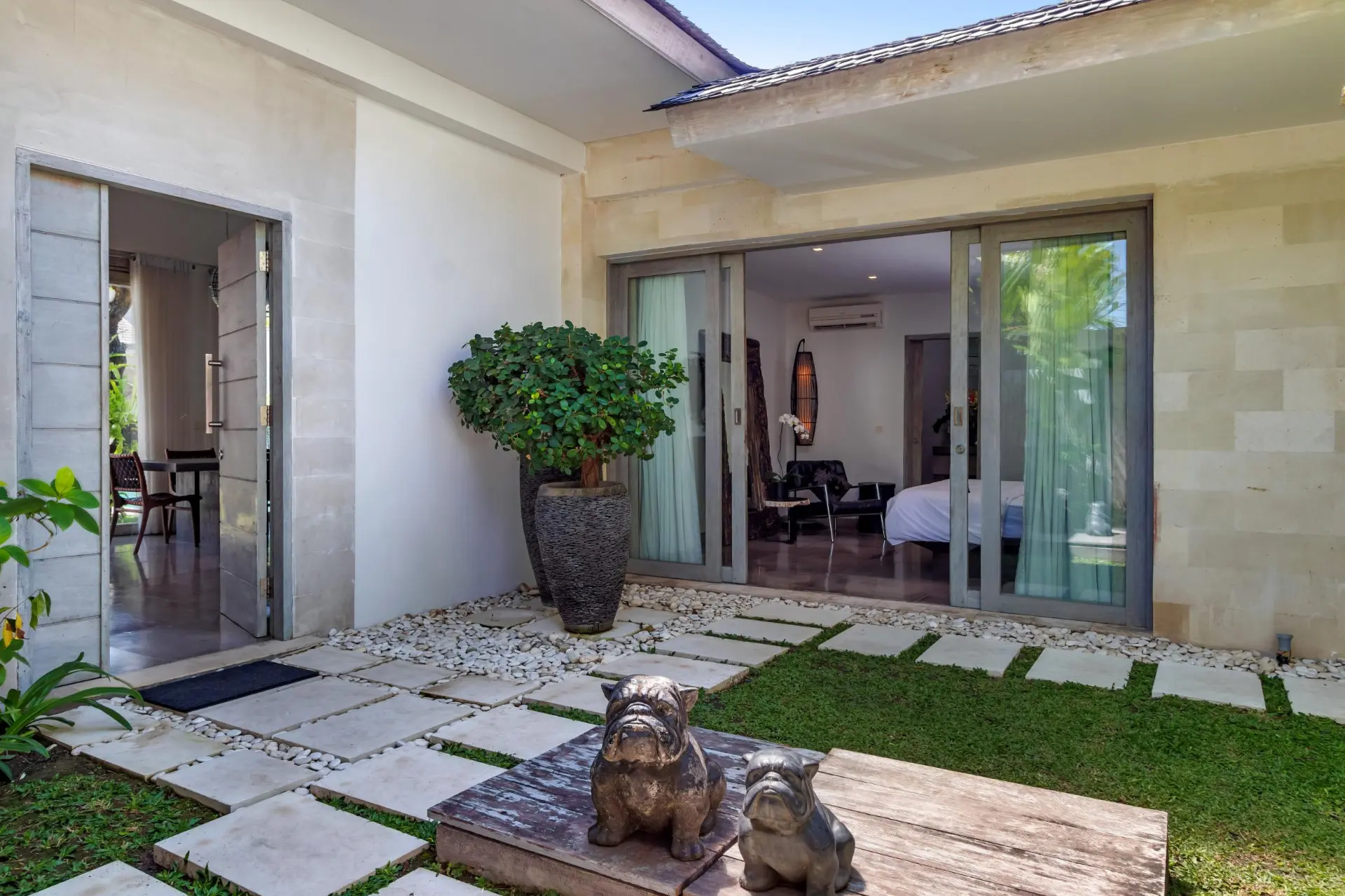 169899165334987Mia_-_Entrance_01