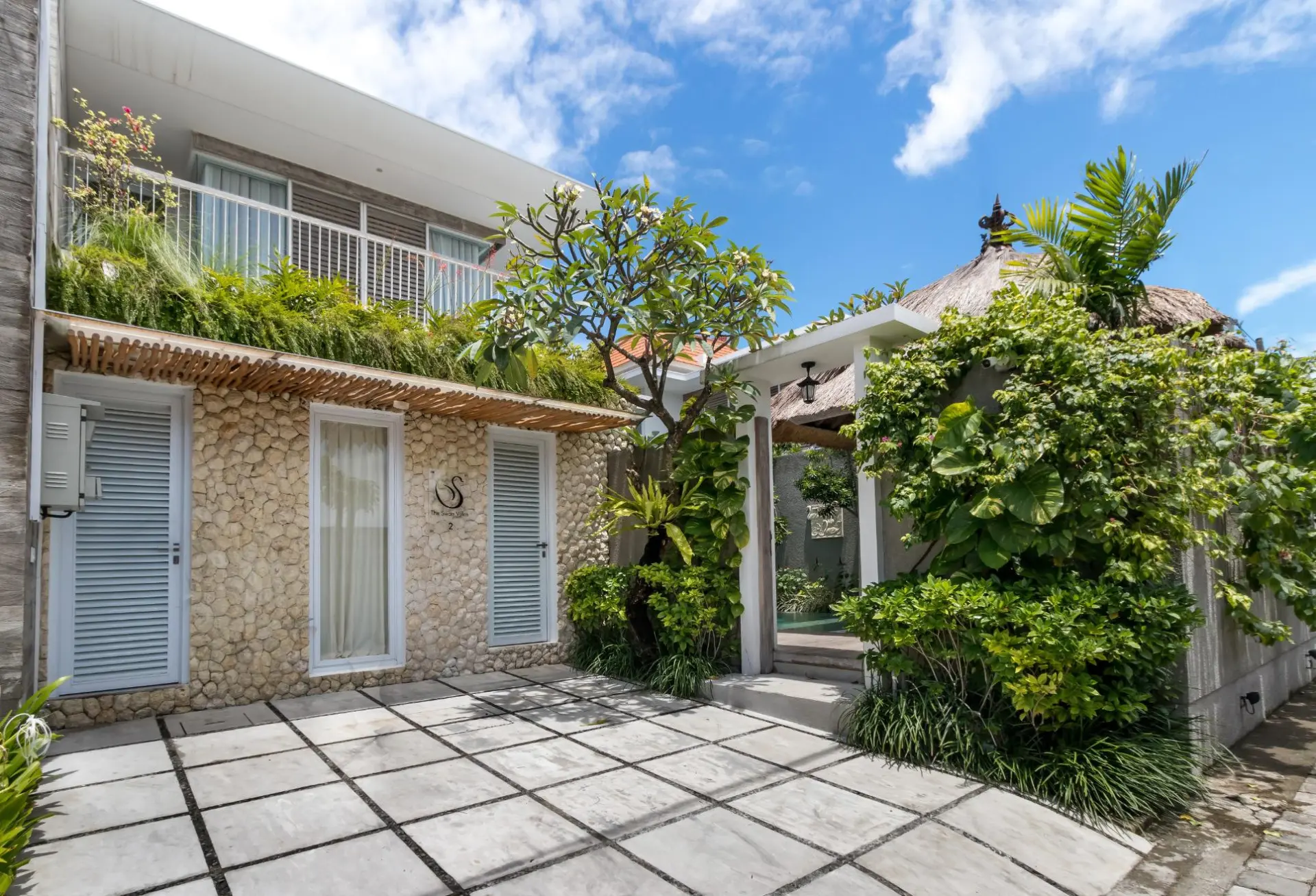 169932012574538Swan_2_-_Entrance_01