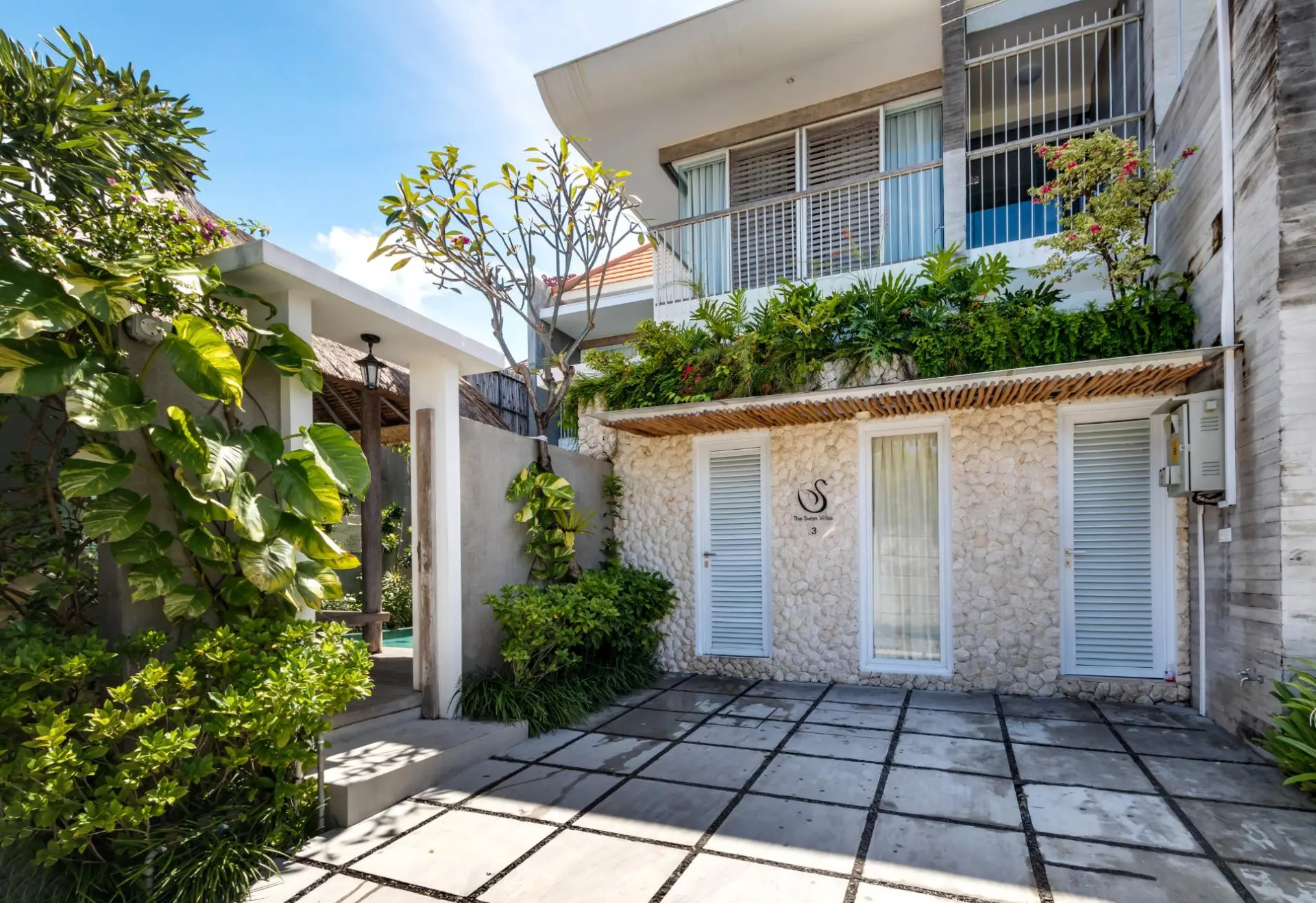 16993209099685Swan_3_-_Entrance_01