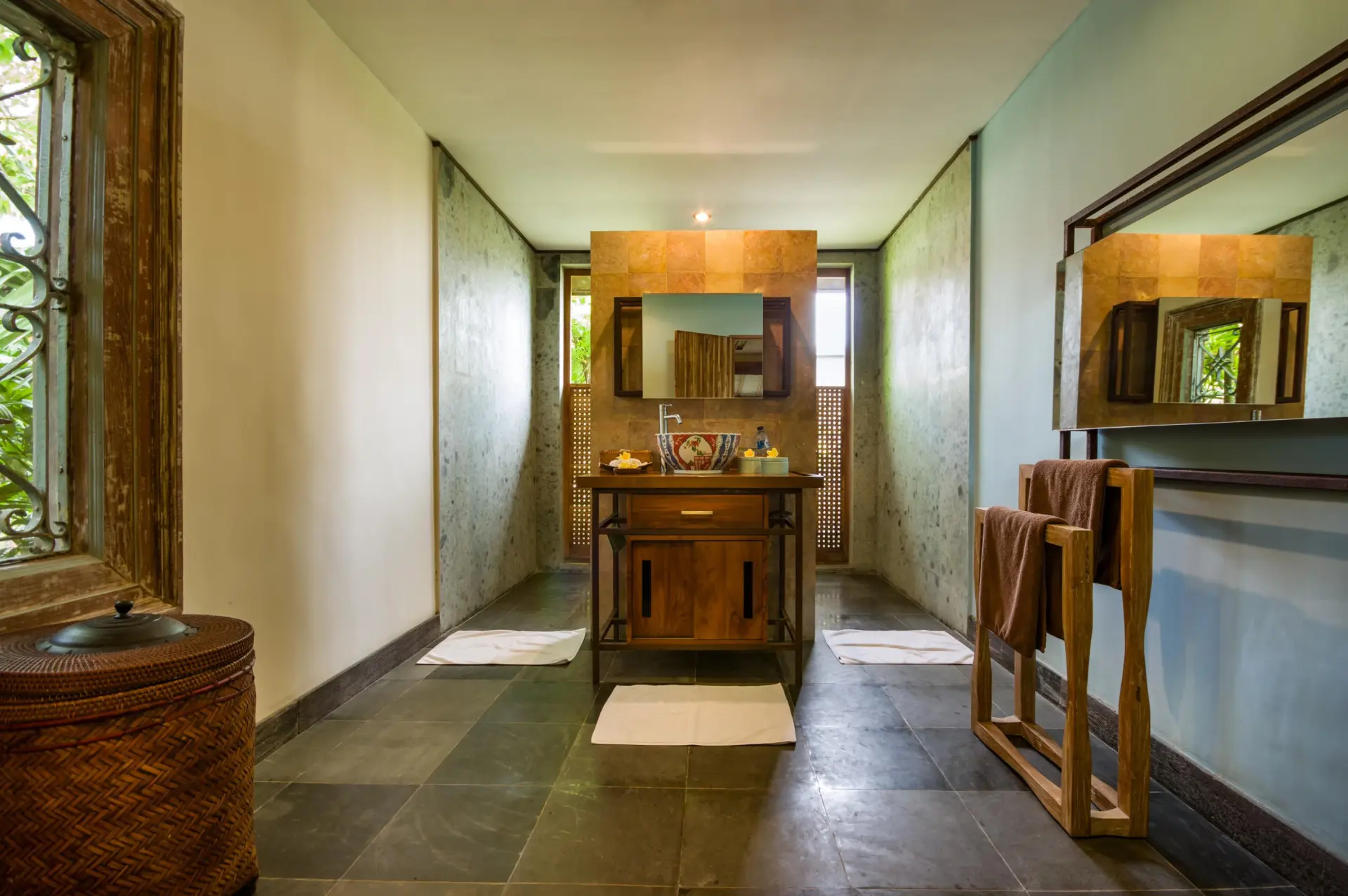 169933185936513Villa_Desa_Roro_-_Bedroom_1_-_bathroom_1