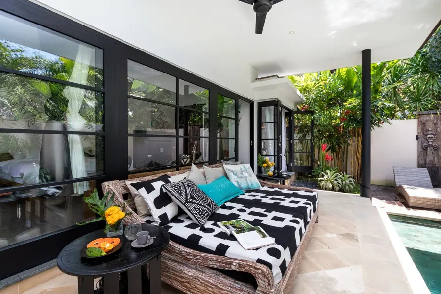 171505280718046Lora_-_Living_C